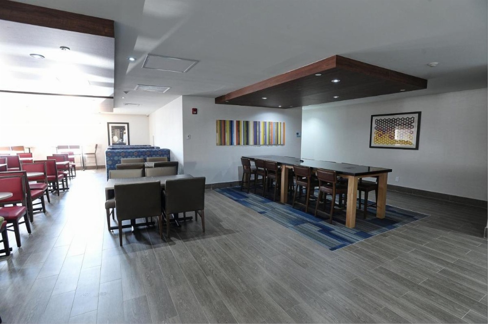Holiday Inn Express & Suites TORONTO AIRPORT WEST Image 12