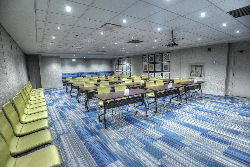 Holiday Inn Express & Suites TORONTO AIRPORT WEST